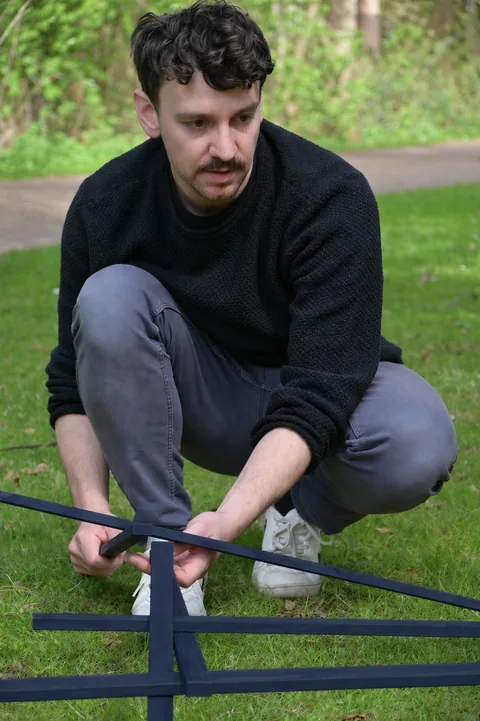 Frederik Wilkening arbeitet bei einer Teamübung mit