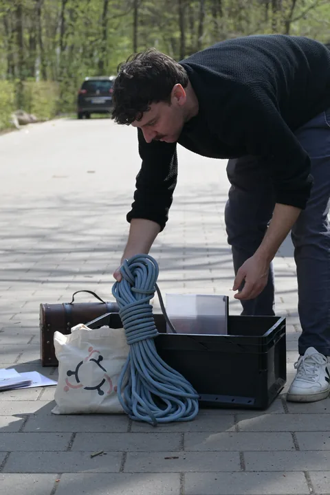 Frederik Wilkening packt nach einem Teamtag das Material zusammen